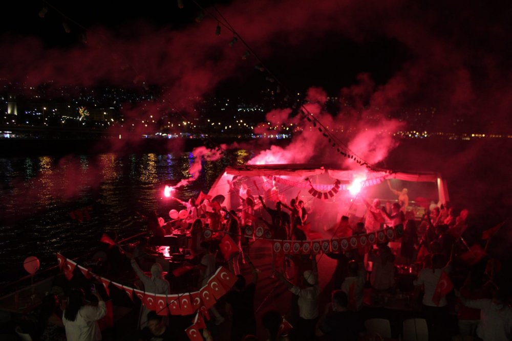 Trabzon’da denizde 30 Ağustos kutlaması