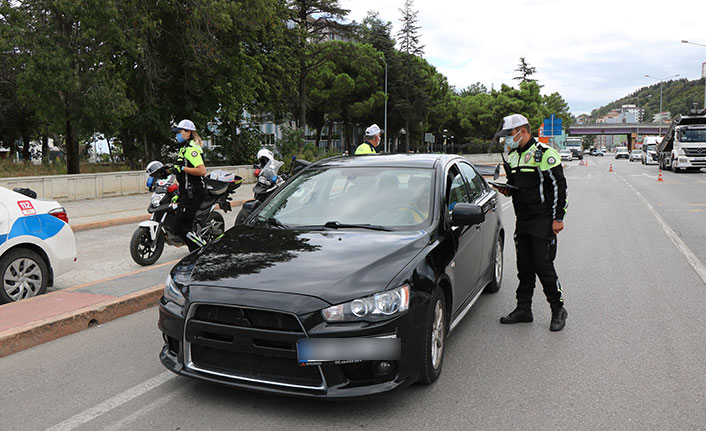 Trafik polislerinden modifiyeli araç denetimi