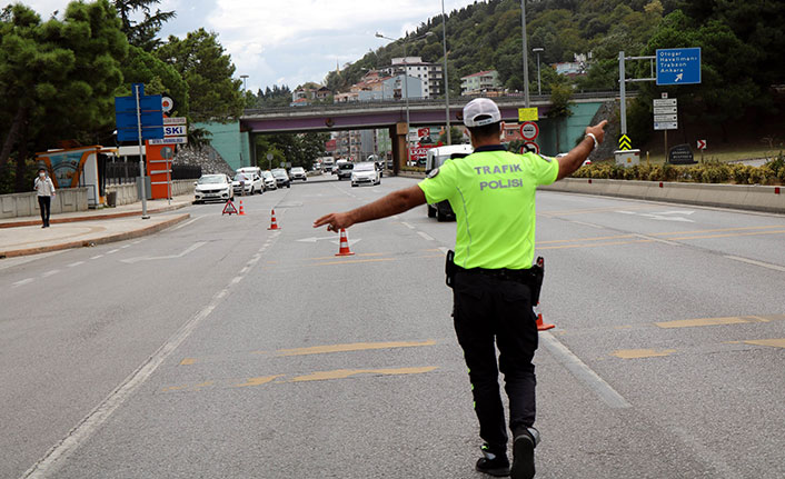 Trafik polislerinden modifiyeli araç denetimi