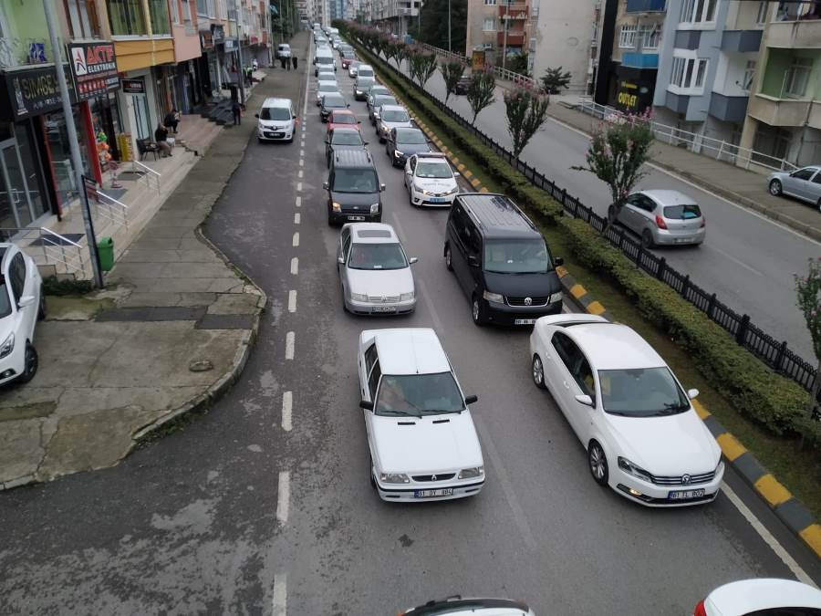 Trabzon’da okul açılışı trafiği vurdu