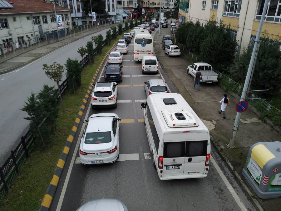 Trabzon’da okul açılışı trafiği vurdu