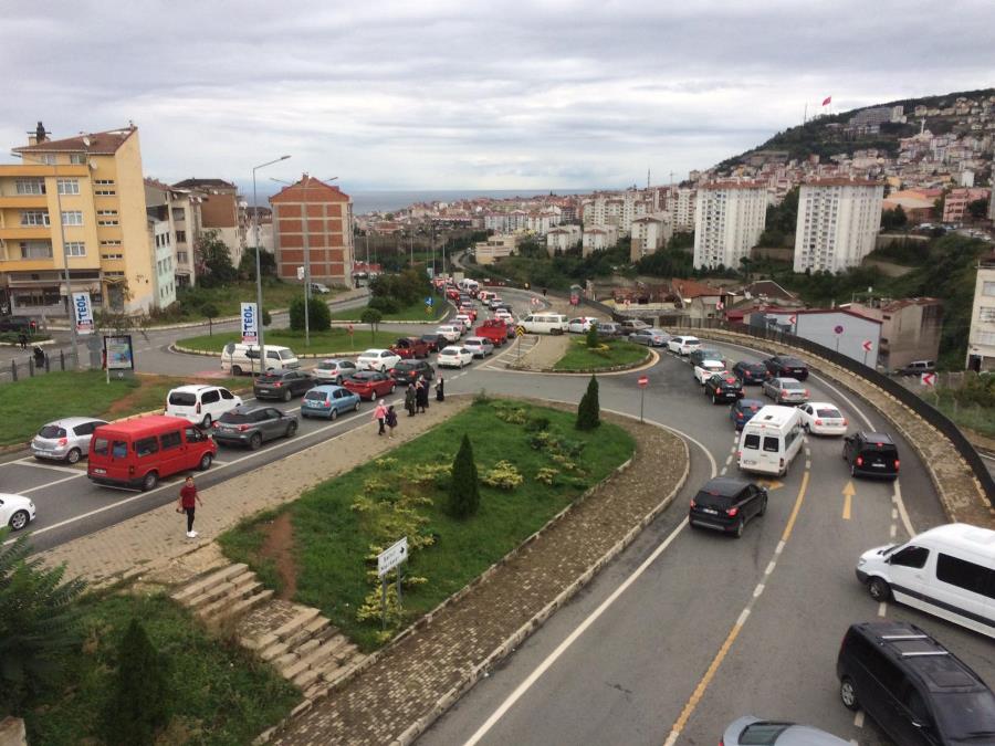 Trabzon’da okul açılışı trafiği vurdu