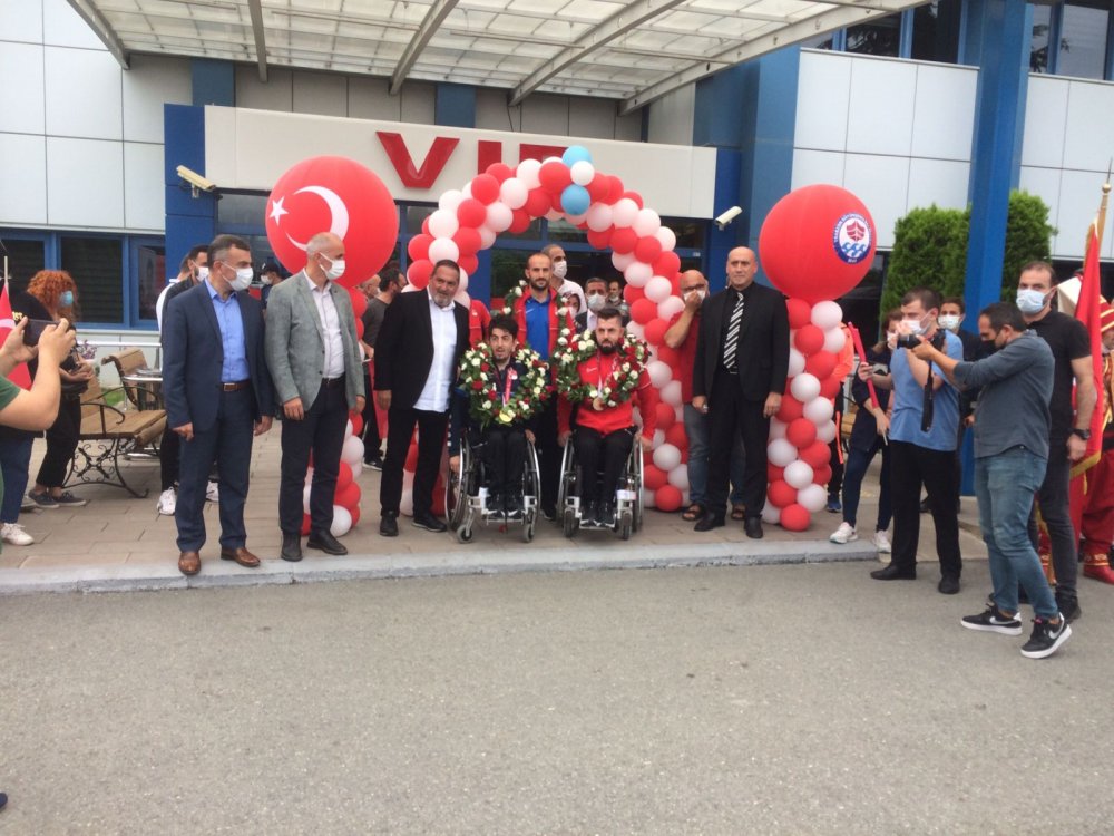 Abdullah Öztürk ve Ali Öztürk Trabzon'da coşkuyla karşılandı