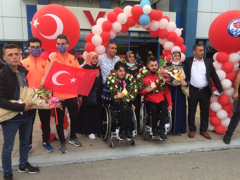 Abdullah Öztürk ve Ali Öztürk Trabzon'da coşkuyla karşılandı