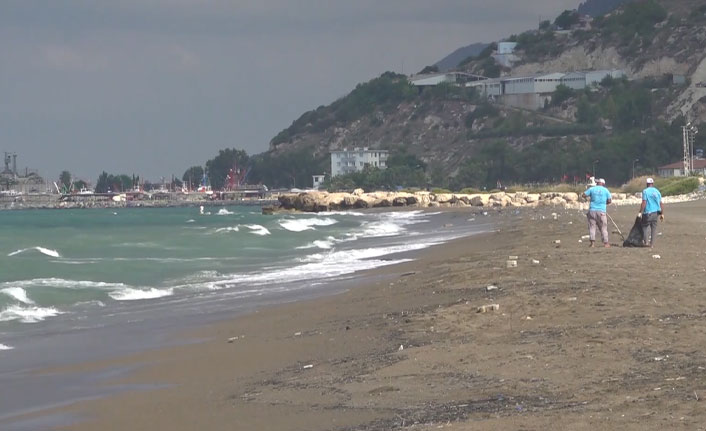 Akdeniz'de sızıntı krizi! Petrole bulanmış deniz kaplumbağası sahile vurdu