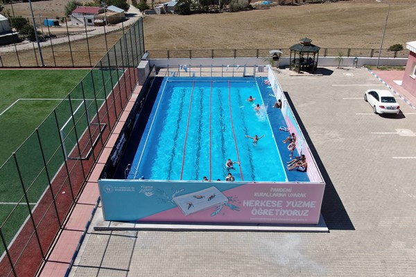 Gümüşhane'de çocuklar yüzme öğrensin diye 40 günde yüzme havuzu kuruldu