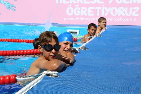 Gümüşhane'de çocuklar yüzme öğrensin diye 40 günde yüzme havuzu kuruldu