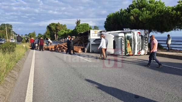 Trabzon’da tomruk yüklü kamyon devrildi 