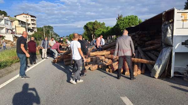 Trabzon’da tomruk yüklü kamyon devrildi 