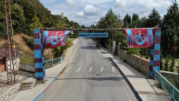 Beykoz’da Trabzonlu muhtarın azmi, köyü bordo maviye çevirdi