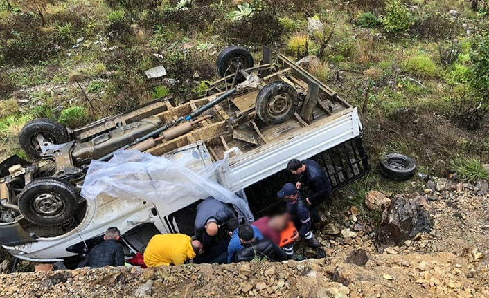 Trabzon'da kamyon şarampole yuvarlandı: 2 yaralı