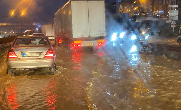 Trabzon'da yol göle döndü, trafik kilitlendi