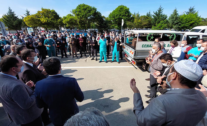 Hayatını kaybeden sağlık çalışanı için hastane önünde tören