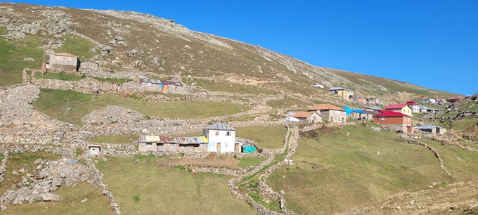 Trabzon'da yaylacıların ardında çöpler kaldı