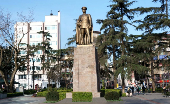 Trabzon'daki Atatürk Heykelini kim yaptı?