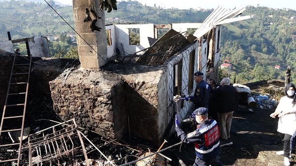 Trabzon'da çevreci ressamın basın açıklaması öncesinde evi yandı! Kundaklama şüphesi