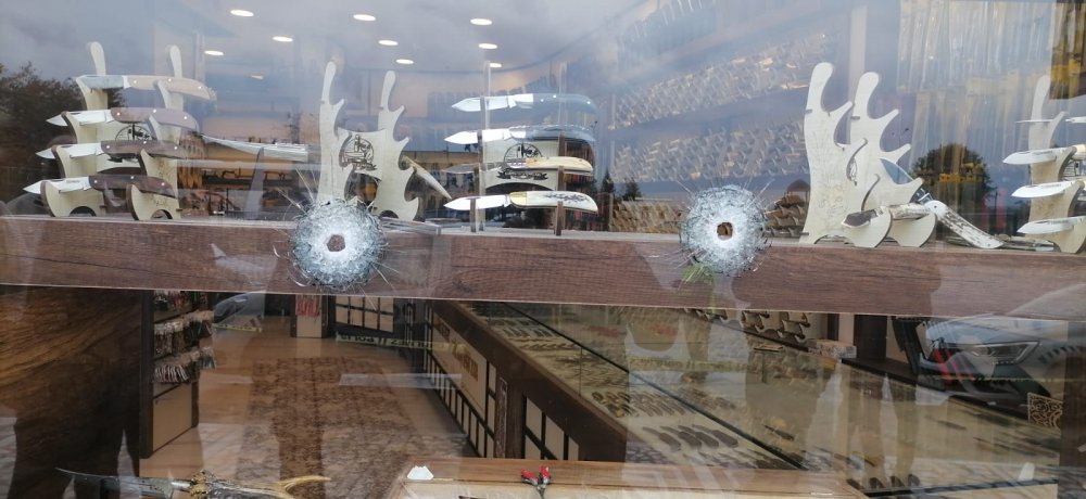Trabzon'da işyerine silahlı saldırı! O anlar kameraya yansıdı