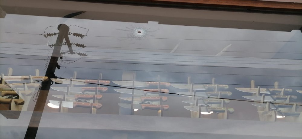 Trabzon'da işyerine silahlı saldırı! O anlar kameraya yansıdı