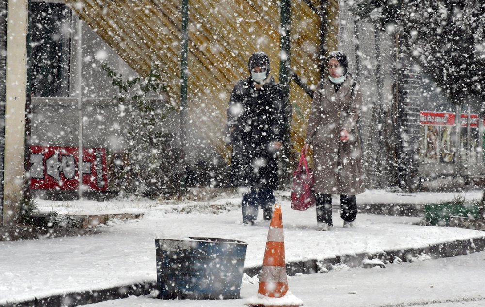 Kars ve Ardahan'da kar yağışı etkili oluyor