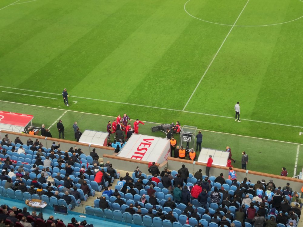 Trabzonspor’da Gervinho şoku! Sedye ile çıkarıldı