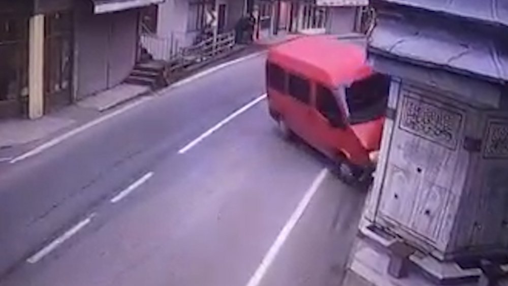 Rize'de feci kaza: Şadırvan ile minibüs arasında sıkıştı
