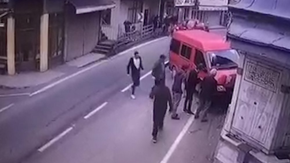 Rize'de feci kaza: Şadırvan ile minibüs arasında sıkıştı