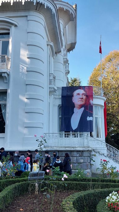 Trabzon'da yüzü gözükmeyen Atatürk posterini başkan düzelttirdi