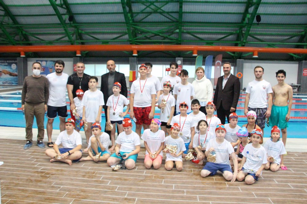 Genç çevreciler Karadeniz için havuzda yüzdü