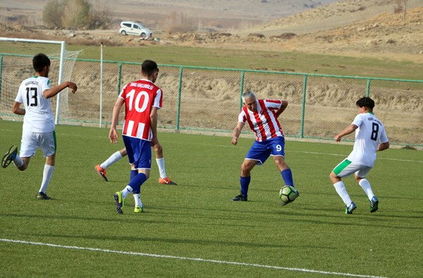 Trabzonlu 72'lik futbolcu yeni takımındaki ilk maçında beğeni topladı
