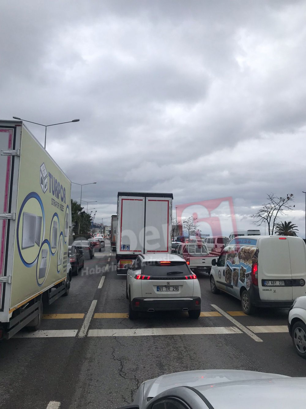 Trabzon’da tırlar birbirine girdi! Trafik felç oldu