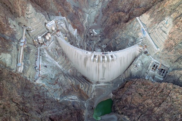 Yusufeli Barajında 80 tonluk elektrik türbini montajlandı