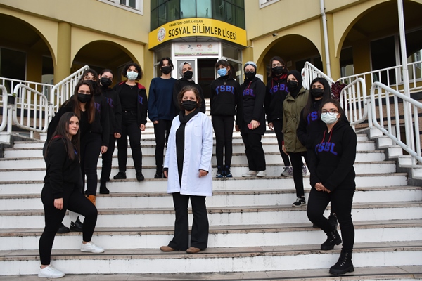 Trabzon'da müzik öğretmeni öğrencileriyle sahipsiz canlara destek oluyor