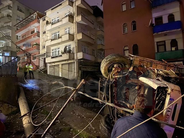 Trabzon’da Kaza! Tır devrildi