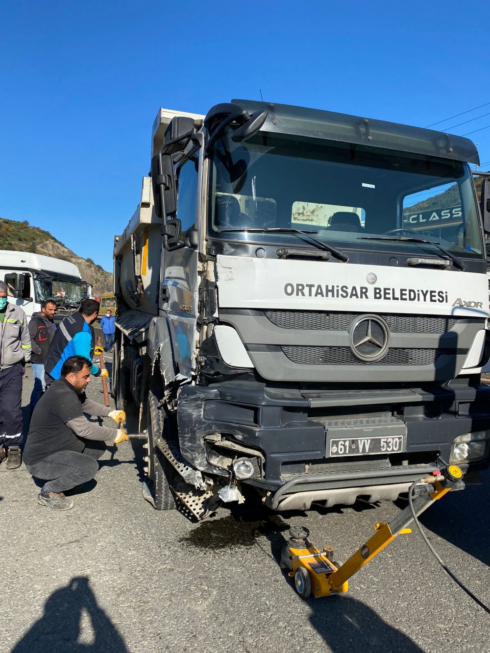 Trabzon kamyonlar çarpıştı trafik kilitlendi