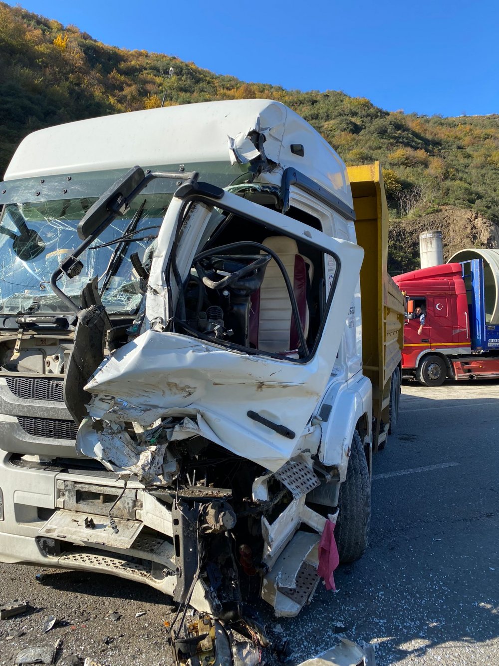 Trabzon kamyonlar çarpıştı trafik kilitlendi