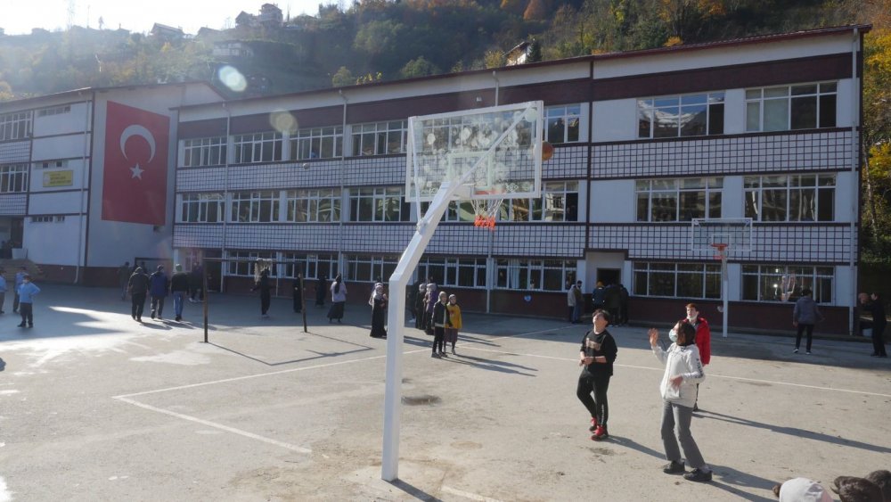 Trabzon'da Büyükşehir'den, 18 ilçeye 100 adet basketbol potası