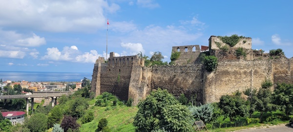 Trabzon'da sur kazılarında tarih fışkırıyor