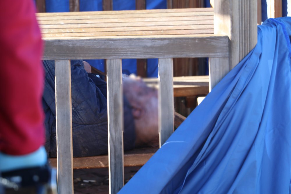 Rize'de evsiz adam ölü bulundu! Köpeği başından ayrılmadı