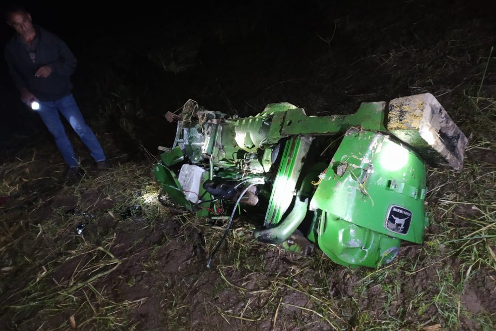 Tarlada devrilen traktörün sürücüsü hayatını kaybetti