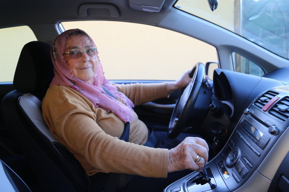 88 yaşındaki Artvinli Emine nine usta şoförlere taş çıkartıyor