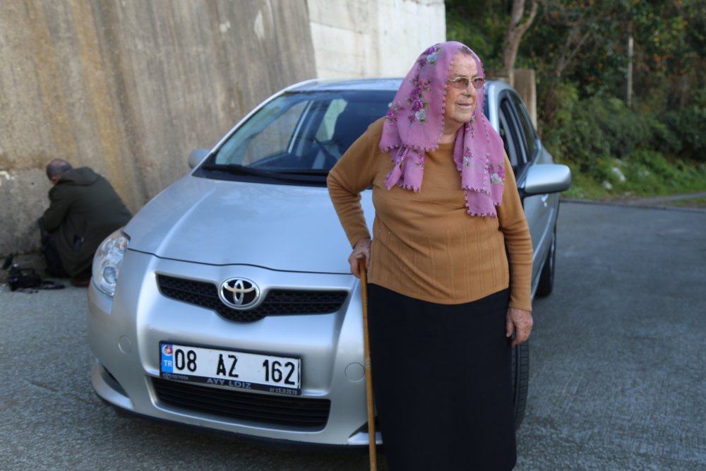 88 yaşındaki Artvinli Emine nine usta şoförlere taş çıkartıyor