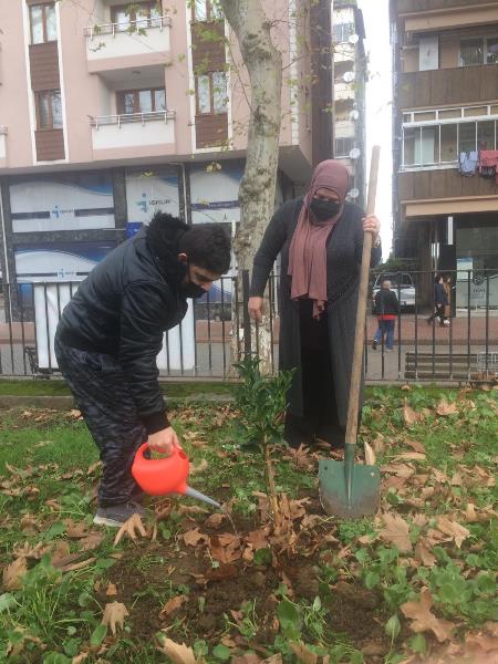 Trabzon'da engelli öğrenciler 61 meyve fidanını da dikti