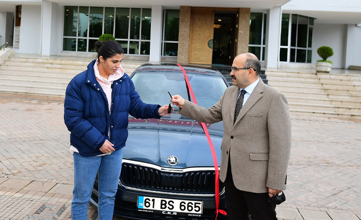 Trabzonlular adına Busenaz Sürmeneli'ye otomobil hediye edildi