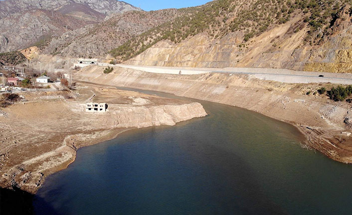 Aralarında 67 km mesafe olan iki barajın su seviyeleri şaşırtıyor
