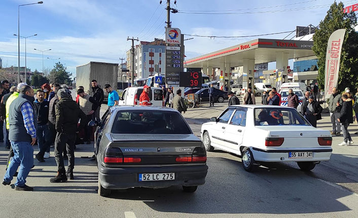 Samsun'da otomobil motosiklete çarptı 