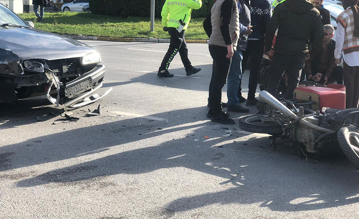 Samsun'da otomobil motosiklete çarptı 