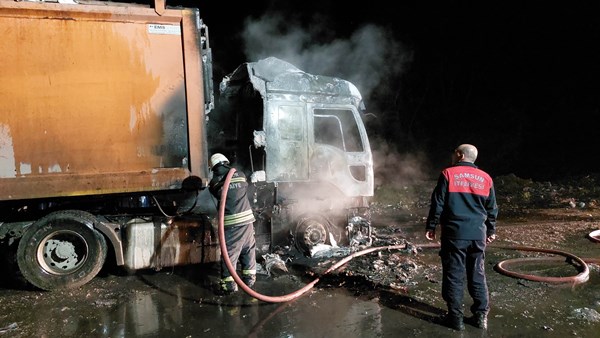 Samsun'da çöp yüklü tır alev alev yandı