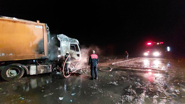 Samsun'da çöp yüklü tır alev alev yandı