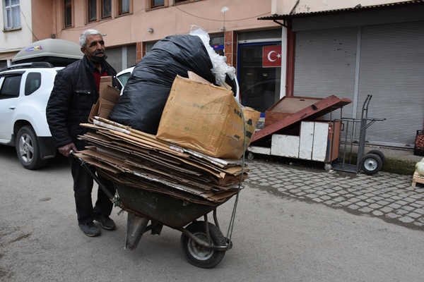 Trabzonlu vatandaştan anlamlı davranış! Topladığı geri dönüşüm malzemeleri ile kedileri besliyor