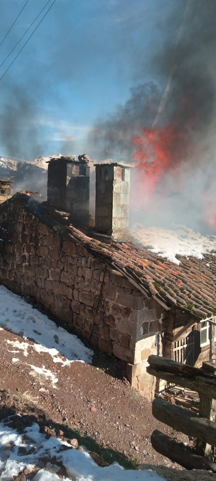 Artvin'de iki katlı ev kül oldu